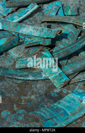 Verwitterten alten metallischen Messing chemische Reaktion mit Elementen und Salze Patina crusty bunt blau Kupfer-Chlorid Sulfat verfallenden und korrodiert Stockfoto