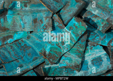 Verwitterten alten metallischen Messing chemische Reaktion mit Elementen und Salze Patina crusty bunt blau Kupfer-Chlorid Sulfat verfallenden und korrodiert Stockfoto