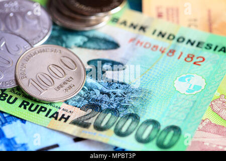 Indonesische Rupiah Münzen und Geldscheine aus der Nähe Stockfoto