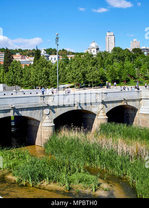 Puente del Rey Brücke über den Manzanares in Madrid Rio am Frühling Tag mit Principe Pio und der Plaza de Espana in Hintergrund. Stockfoto