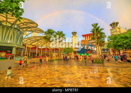 Singapur - 2. Mai 2018: Sentosa Bull Ring Platz mit Universal Studios World Globe in einem Regenbogen bei Sonnenuntergang. Berühmte Ort für den Urlaub. Universal Studios ist die erste Hollywood Film Themenpark in Asien Stockfoto