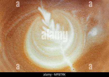 Nahaufnahme von Kaffee. Latte Art, Rosetta, Kaffee Cappuccino. Ansicht von oben Stockfoto
