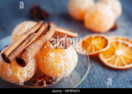 Eine Komposition von manadarines, Zimtstangen, Sternanis und getrocknete Orangen auf einen hölzernen Tisch. Stockfoto