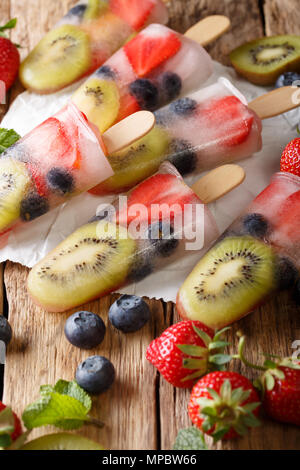 Hausgemachte Eis am Stiel mit Beeren und Früchte close-up auf dem Tisch. Vertikale Stockfoto
