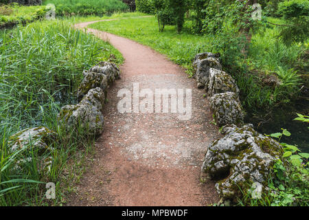 Alte steinerne Brücke in Bally Park schoenenwerd Schweiz Stockfoto