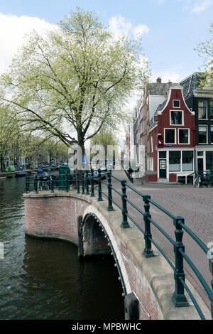 Amsterdam, Niederlande - 19 april, 2015: Kanal in Amsterdam mit Brücke, prinsengracht, reguliersgracht Stockfoto