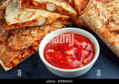 Quesadilla mit salsa Soße auf einer Holz- Hintergrund. Mexikanische Küche, quesadilla, Taco, burito Stockfoto