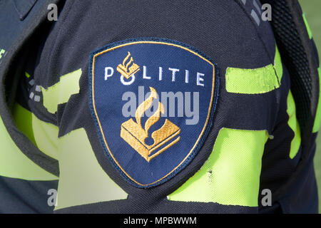 Amsterdam, Niederlande - 20 August 2015: Charge auf der Uniform eines niederländischen Polizeioffizier im steets von Amsterdam Stockfoto
