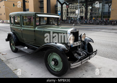 31. August 2017, Potsdam, Deutschland. Vintage Green Chevrolet Limousine, am Eingang zu den Potsdamer Hauptbahnhof geparkt. Werbung der Tourist City Sightseeing Ausflüge, © Peter SPURRIER, Stockfoto