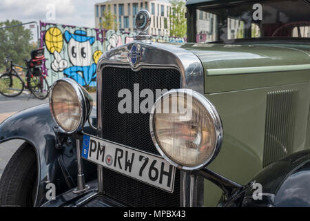 31. August 2017, Potsdam, Deutschland. Vintage Green Chevrolet Limousine, am Eingang zu den Potsdamer Hauptbahnhof geparkt. Werbung der Tourist City Sightseeing Ausflüge, © Peter SPURRIER, Stockfoto