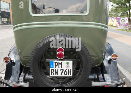 31. August 2017, Potsdam, Deutschland. Vintage Green Chevrolet Limousine, am Eingang zu den Potsdamer Hauptbahnhof geparkt. Werbung der Tourist City Sightseeing Ausflüge, © Peter SPURRIER, Stockfoto