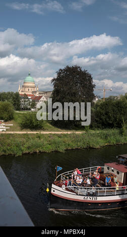 31. August 2017, Potsdam, Deutschland. Kuppel der St. Nikolaikirche Potsdam [Kirche], Geldgeber eine Blaue, bewölkt, Himmel, Blick von der Lange Broche {Brücke]. Touristische, © Peter SPURRIER, Stockfoto