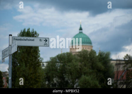 31. August 2017, Potsdam, Deutschland. Die Richtung des Schild mit der Kuppel der St. Nikolaikirche Potsdam [Kirche], unter einem Blauen, bewölkt, Himmel, © Peter SPURRIER, Stockfoto