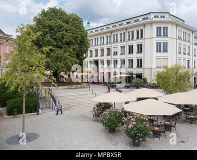 31. August 2017, Potsdam, Deutschland. Otto-Braun Platz, Restaurant, Café, Bäcker, Hintergrund, Dome, St. Nikolaikirche Potsdam [Kirche], Blau bewölkt, © Peter SPURRIER, Stockfoto