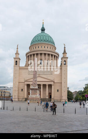 31. August 2017, Potsdam, Deutschland. St. Nikolaikirche [Kirche], Evangelische Kirche in Berlin, mit Obelisk, befindet sich der Alte Markt (Alten Markt), Altstadt Markt, © Peter SPURRIER, Stockfoto