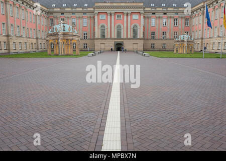 31. August 2017, Potsdam, Deutschland. Fortunaportal, Links und Rechts, mit in den Grenzen des historischen Marktplatz, © Peter SPURRIER, Stockfoto
