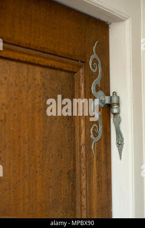 31. August 2017, Potsdam, Deutschland. Alte verzierte, Scharnier fest zu einer hölzernen Tür und Rahmen, © Peter SPURRIER Stockfoto
