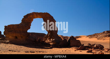 Arch Rock Formation aka Arch in Afrika oder Bogen von Algerien mit Mond in der Tamezguida in Tassili nAjjer Nationalpark, Algerien Stockfoto