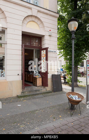 31. August 2017, Potsdam, Deutschland. Der Kiosk an der Ecke auf der Tee und Kaffee, Brandenburger Str. © Peter SPURRIER Stockfoto