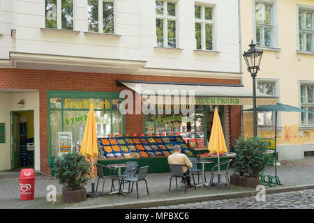 31. August 2017, Potsdam, Deutschland. 31. August 2017, Seite gehen, Obst und Gemüse, Cafe, Restaurant, Tische, Tisch, Stühlen, Sonnenschirm gelb © Peter SPURRIER, Stockfoto