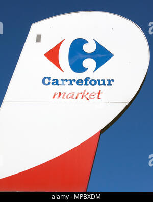 Paris, Frankreich, 13. September 2015: Zeichen der Carrefour hypermarche in Paris Stockfoto