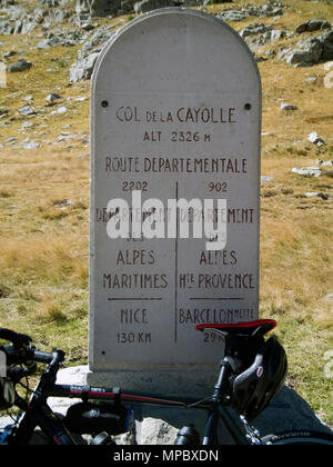 Mit dem Rad zum Gipfel des Col de la Cayolle in den Französischen Alpen Stockfoto