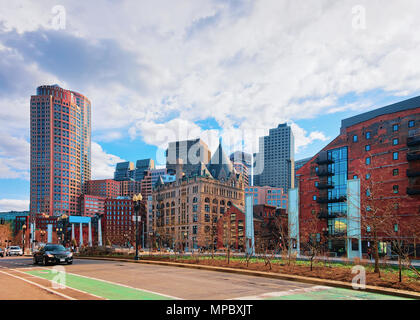 Holocaust Denkmal an der Union Street Park und Wolkenkratzer in Congress Street in der Innenstadt von Boston, MA, USA. Menschen auf dem Hintergrund Stockfoto