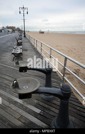 Coney Island, die Vereinigten Staaten, Oktober -25-2007 Coney Island Strand und Promenade aus Holz mit Sitzbank und Leitungswasser Stockfoto