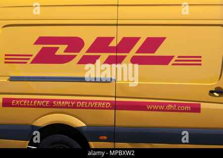 Amsterdam, Niederlande, 21. Juli 2015: DHL Seite eines Autos, DHL ist besonders aktiv als Kurier für die Zustellung der Pakete und Briefe Stockfoto