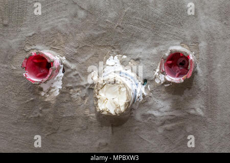 Rohre und Kunststoff ablassen, der aus der Wand für den Einbau einer Spüle - Renovierung der Bühne bereit Stockfoto