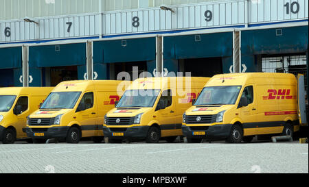 Amsterdam, Niederlande, 21. Juli 2015: DHL-Lieferwagen vor einer Laderampe in Amsterdam Stockfoto