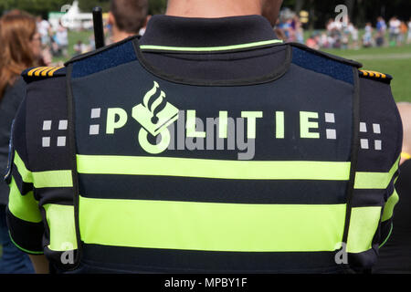 Amsterdam, Niederlande - 20 August 2015: Niederländische Polizei Offizier in der steets von Amsterdam Stockfoto