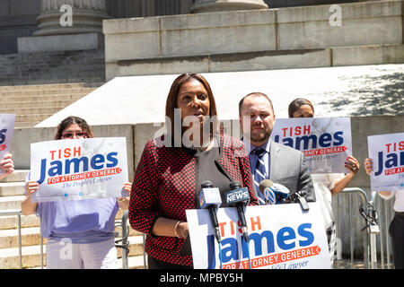 New York, NY - 21. Mai 2018: NYC Rat Sprecher Corey Johnson unterstützt City Public Advocate Letitia James für den Staat New York Attorney General am New York State Supreme Court Schritte Credit: Lev radin/Alamy leben Nachrichten Stockfoto