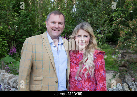 Chelsea, London, Großbritannien. 21 Mai, 2018. Chelsea, London, Großbritannien. 21. Mai 2018. Sir Gary Verity DL Chief Executive der Standardgarantie, mit Ellie Harrison auf der Willkommen in Yorkshire Garten an der Chelsea Flower Show 2018, entworfen von Mark Gregory für Landformconsultants.co.uk Quelle: Jenny Lilly/Alamy leben Nachrichten Stockfoto