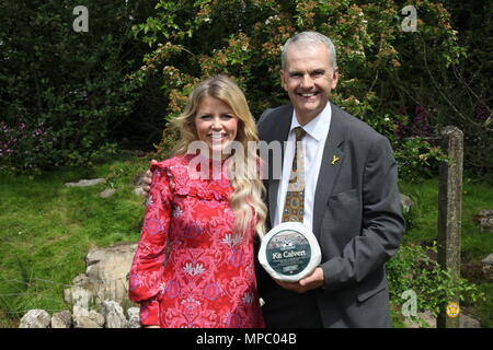 Chelsea, London, Großbritannien. 21 Mai, 2018. David Hartley Geschäftsführer der Wensleydale Creamery und Ellie Harrison auf der Willkommen in Yorkshire Garten an der Chelsea Flower Show 2018, entworfen von Mark Gregory für Landformconsultants.co.uk Quelle: Jenny Lilly/Alamy leben Nachrichten Stockfoto