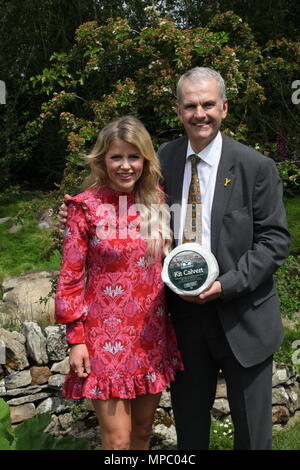 Chelsea, London, Großbritannien. 21 Mai, 2018. David Hartley Geschäftsführer der Wensleydale Creamery und Ellie Harrison auf der Willkommen in Yorkshire Garten an der Chelsea Flower Show 2018, entworfen von Mark Gregory für Landformconsultants.co.uk Quelle: Jenny Lilly/Alamy leben Nachrichten Stockfoto