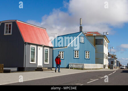 Urige alte bunte Dorfhäuser in Eyrarbakki, Island. Mai 2018. Südisland Wetter. Die Frühlingssonne beleuchtet die alten Dorfhäuser. Kredit; ConradElias/AlamyLiveNews. Stockfoto