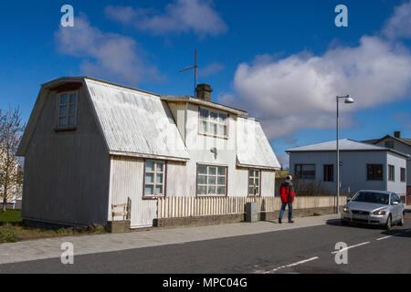Urige alte bunte Dorfhäuser in Eyrarbakki, Island. Mai 2018. Südisland Wetter. Die Frühlingssonne beleuchtet die alten Dorfhäuser. Kredit; ConradElias/AlamyLiveNews. Stockfoto