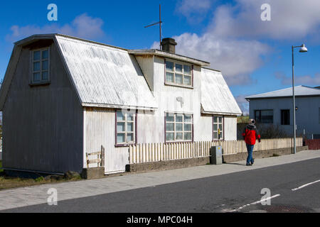 Urige alte bunte Dorfhäuser in Eyrarbakki, Island. Mai 2018. Südisland Wetter. Die Frühlingssonne beleuchtet die alten Dorfhäuser. Kredit; ConradElias/AlamyLiveNews. Stockfoto