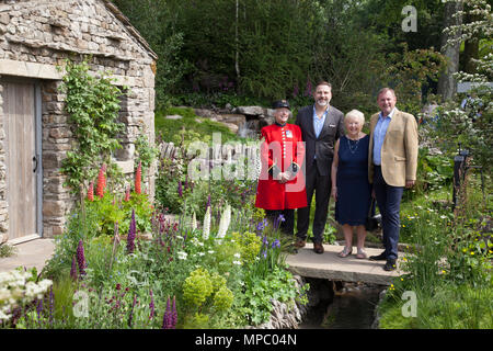 Chelsea, London, Großbritannien. 21 Mai, 2018. David Walliams, seine Mutter Kathleen, Marjorie Cole, und Sir Gary Verity DL Chief Executive der Standardgarantie auf der Willkommen in Yorkshire Garten an der Chelsea Flower Show 2018, entworfen von Mark Gregory für Landformconsultants.co.uk Quelle: Jenny Lilly/Alamy leben Nachrichten Stockfoto