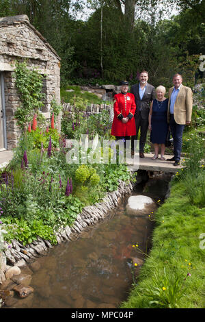 Chelsea, London, Großbritannien. 21 Mai, 2018. David Walliams, seine Mutter Kathleen, Marjorie Cole, und Sir Gary Verity DL Chief Executive der Standardgarantie auf der Willkommen in Yorkshire Garten an der Chelsea Flower Show 2018, entworfen von Mark Gregory für Landformconsultants.co.uk Quelle: Jenny Lilly/Alamy leben Nachrichten Stockfoto