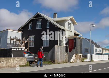 Urige alte bunte Dorfhäuser in Eyrarbakki, Island. Mai 2018. Südisland Wetter. Die Frühlingssonne beleuchtet die alten Dorfhäuser. Kredit; ConradElias/AlamyLiveNews. Stockfoto