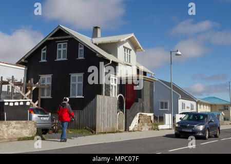 Urige alte bunte Dorfhäuser in Eyrarbakki, Island. Mai 2018. Südisland Wetter. Die Frühlingssonne beleuchtet die alten Dorfhäuser. Kredit; ConradElias/AlamyLiveNews. Stockfoto