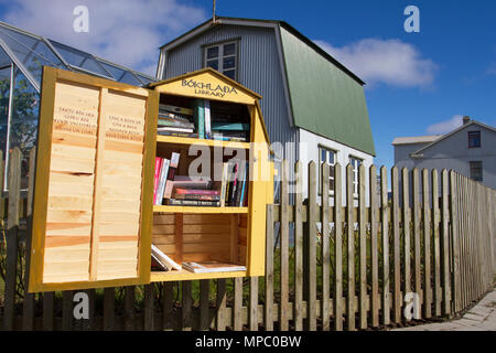 Eyrarbakki, Island. 21 Mai, 2018. South Island Wetter. Die frühlingssonne Highlights das alte Dorf Häuser. Kredit; ConradElias/AlamyLiveNews. Stockfoto