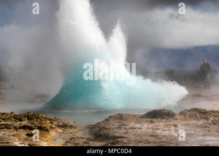 Gullfoss Geysir, Island. 21 Mai, 2018. South Island Wetter. Die frühlingssonne Highlights Gullfoss Geysir. Strokkur ist der bekannteste Geysir in Island. Er bricht alle paar Minuten. In der ersten Phase der Eruption, eine Kuppel formen. Credit: Conrad Elias/Alamy leben Nachrichten Stockfoto