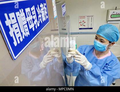 Qinhuangdao, Qinhuangdao, China. 21 Mai, 2018. Qinhuangdao, China, 21. Mai 2018: Die ersten karitativen Mütter Milch Bank eröffnet in Qinhuangdao, im Norden der chinesischen Provinz Hebei, 21. Mai 2018. Acht gutherzig Mütter gespendete Milch Die Milch Bank am ersten Tag. Credit: SIPA Asien/ZUMA Draht/Alamy leben Nachrichten Stockfoto