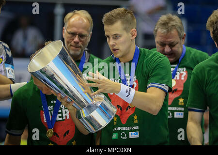 Magdeburg, Deutschland. 20 Mai, 2018. Magdeburg, Deutschland, 20. Mai 2018: EHF Cup Finale - Endrunde - 17/18 - Saint Raphael Var. Fuechse Berlin Bjarki Mar Elisson (fuechse Berlin) # mit dem EHF-Cup jubilation/final Jubel/Emotion/Freude/| Verwendung der weltweiten Kredit: dpa/Alamy leben Nachrichten Stockfoto