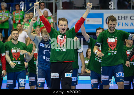 Magdeburg, Deutschland. 20 Mai, 2018. Magdeburg, Deutschland, 20. Mai 2018: EHF Cup Finale - Endrunde - 17/18 - Saint Raphael Var. Fuechse Berlin Goalie Petr Stochl (fuechse Berlin) endgültige Jubel/final Jubel/Emotion/Freude/nach dem Sieg im EHF-Cup | Verwendung der weltweiten Kredit: dpa/Alamy leben Nachrichten Stockfoto