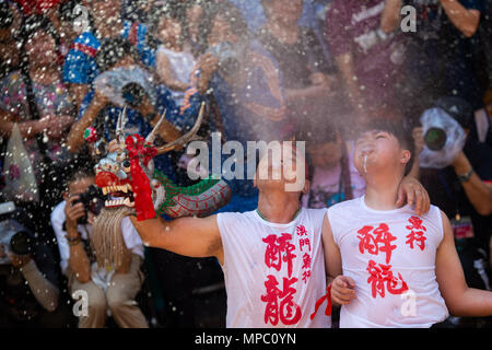 Macao, China. 22. Mai, 2018. Menschen führen betrunkene Dragon dance bei der Betrunkene Dragon Festival Geburtstag Buddhas in der South China Macau, 22. Mai 2018 zu feiern. Als ein Element der Chinesischen Nationalen immaterielles Kulturerbe anerkannt, die Betrunkenen Dragon Festival stammt aus einem Macau Legende von einem buddhistischen Mönch und einen göttlichen Drachen, Menschen von der Plage während der Qing Dynastie (1644-1911). Credit: Cheong kam Ka/Xinhua/Alamy leben Nachrichten Stockfoto