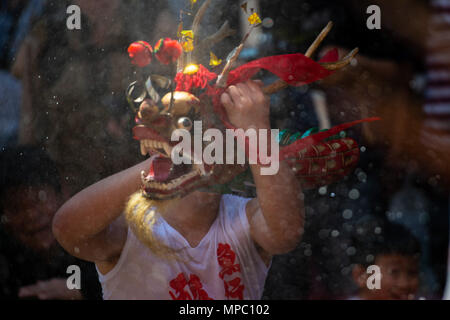 Macao, China. 22. Mai, 2018. Menschen führen betrunkene Dragon dance bei der Betrunkene Dragon Festival Geburtstag Buddhas in der South China Macau, 22. Mai 2018 zu feiern. Als ein Element der Chinesischen Nationalen immaterielles Kulturerbe anerkannt, die Betrunkenen Dragon Festival stammt aus einem Macau Legende von einem buddhistischen Mönch und einen göttlichen Drachen, Menschen von der Plage während der Qing Dynastie (1644-1911). Credit: Cheong kam Ka/Xinhua/Alamy leben Nachrichten Stockfoto